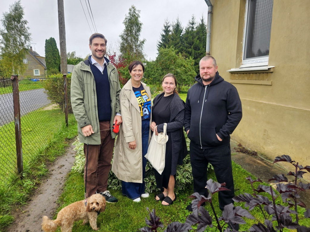 Maal elamise päev Kallastel. Leiva üleandmine Maige ja Martin Mägile_Kadri Külaots.jpg