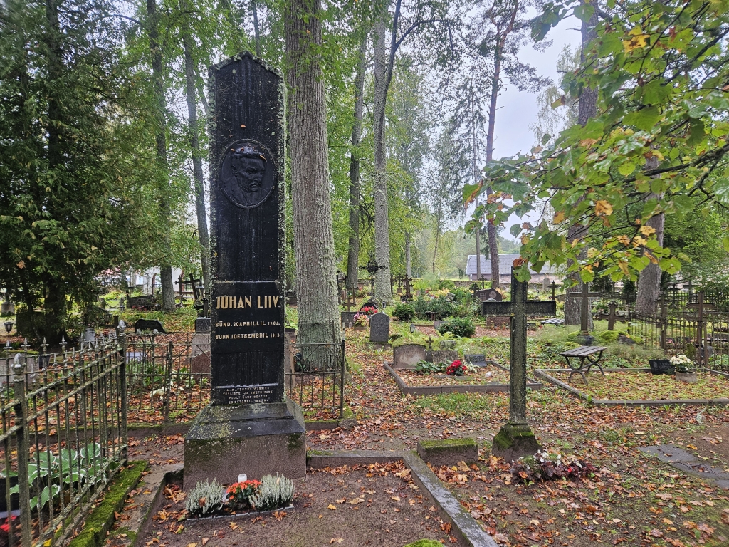 Alatskivi kalmistu_Juhan Liivi haud.jpg